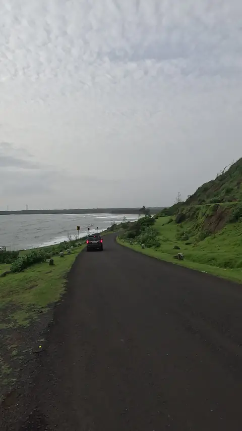 Coastal road above the sea on the way to Kunkeshwar